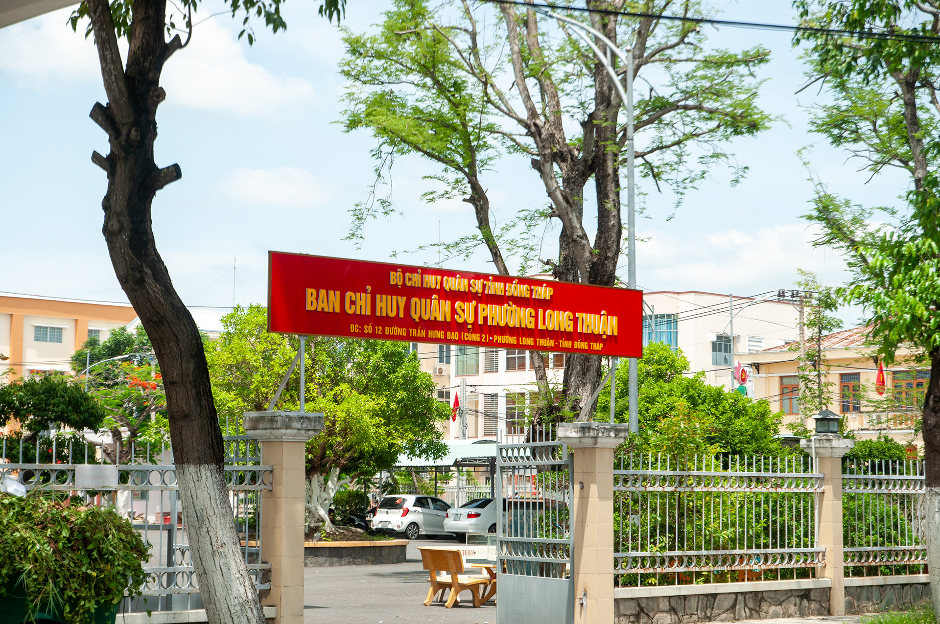 Biển hiệu ngang màu đỏ chữ vàng của Ban chỉ huy Quân sự Phường Long Thuận lắp đặt phía trên cổng chính cơ quan.