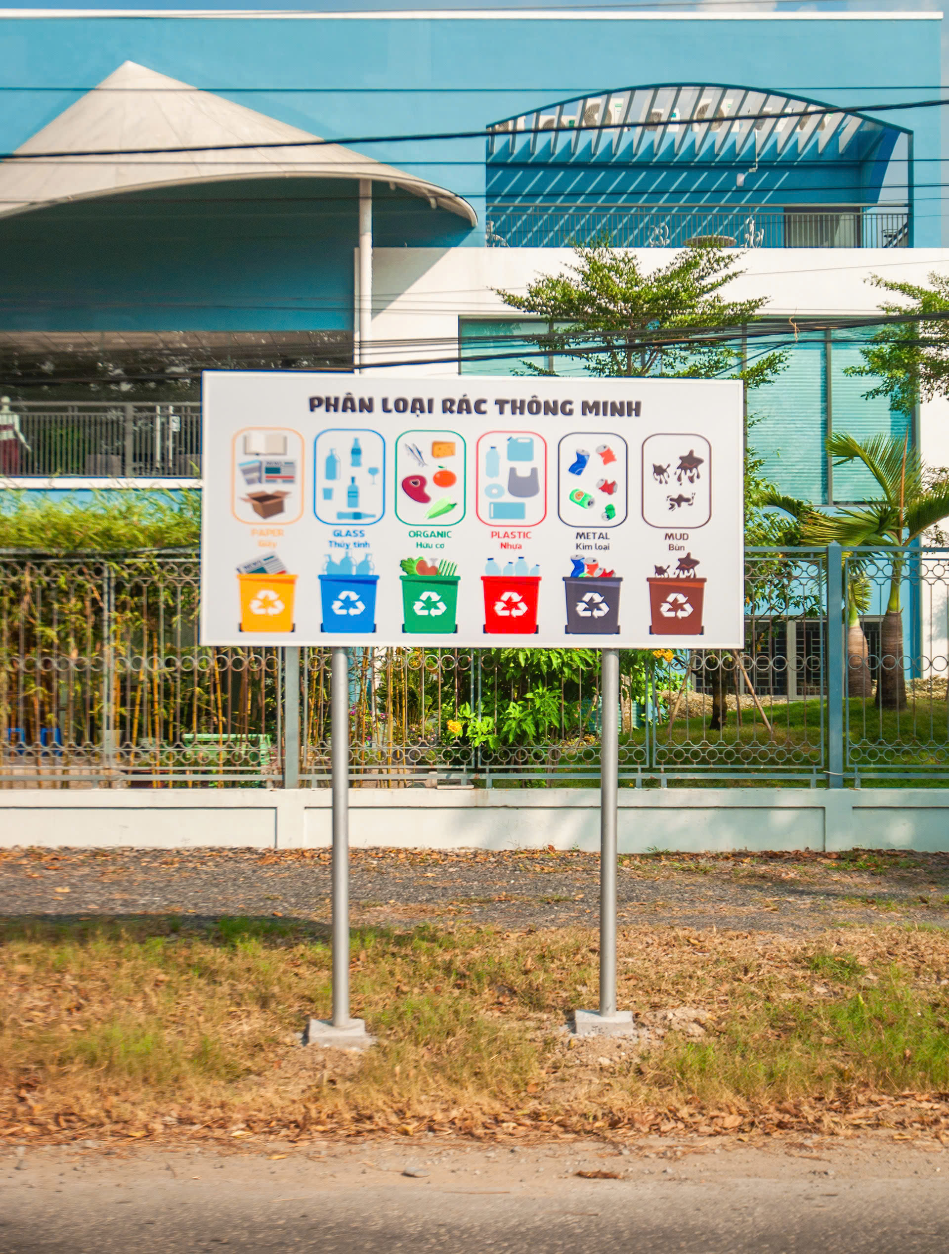 Bảng pano "Phân loại rác tại nguồn" bằng khung sắt kẽm cố định ngoài trời do Đỗ Bằng ADV thi công.