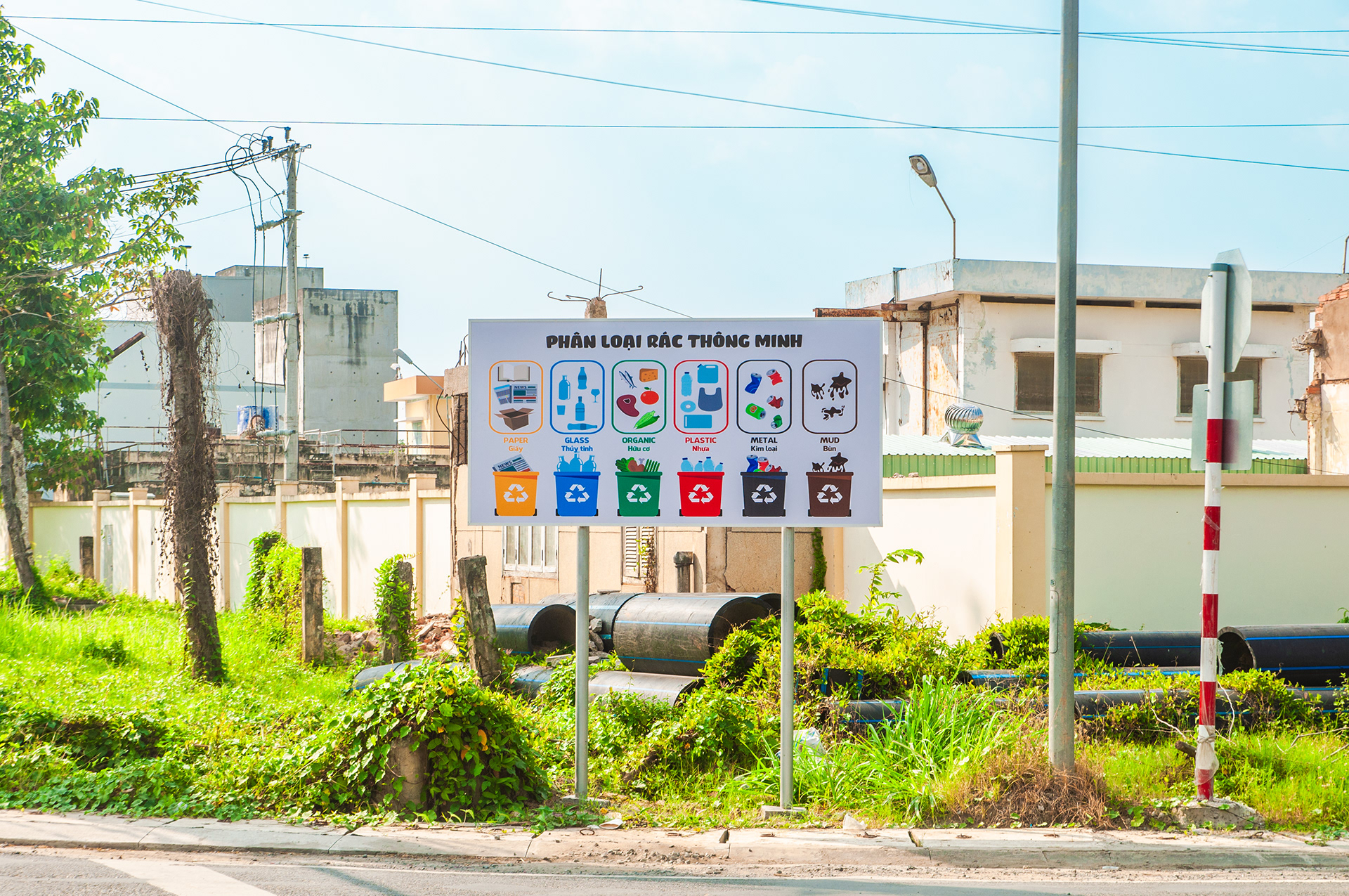 Bảng pano "Phân loại rác tại nguồn" bằng khung sắt kẽm cố định ngoài trời do Đỗ Bằng ADV thi công.