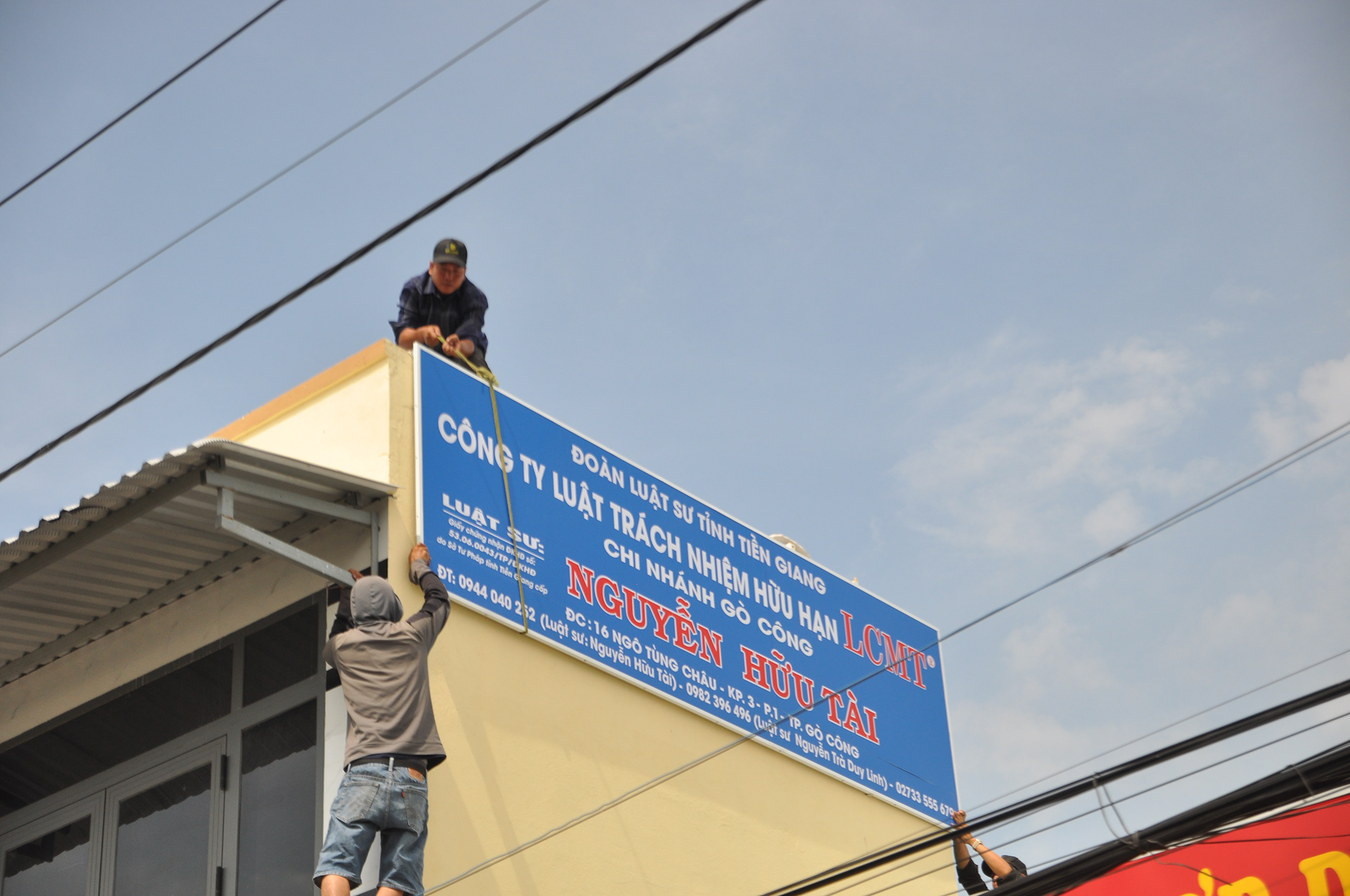 Hình ảnh bảng hiệu đang thi công