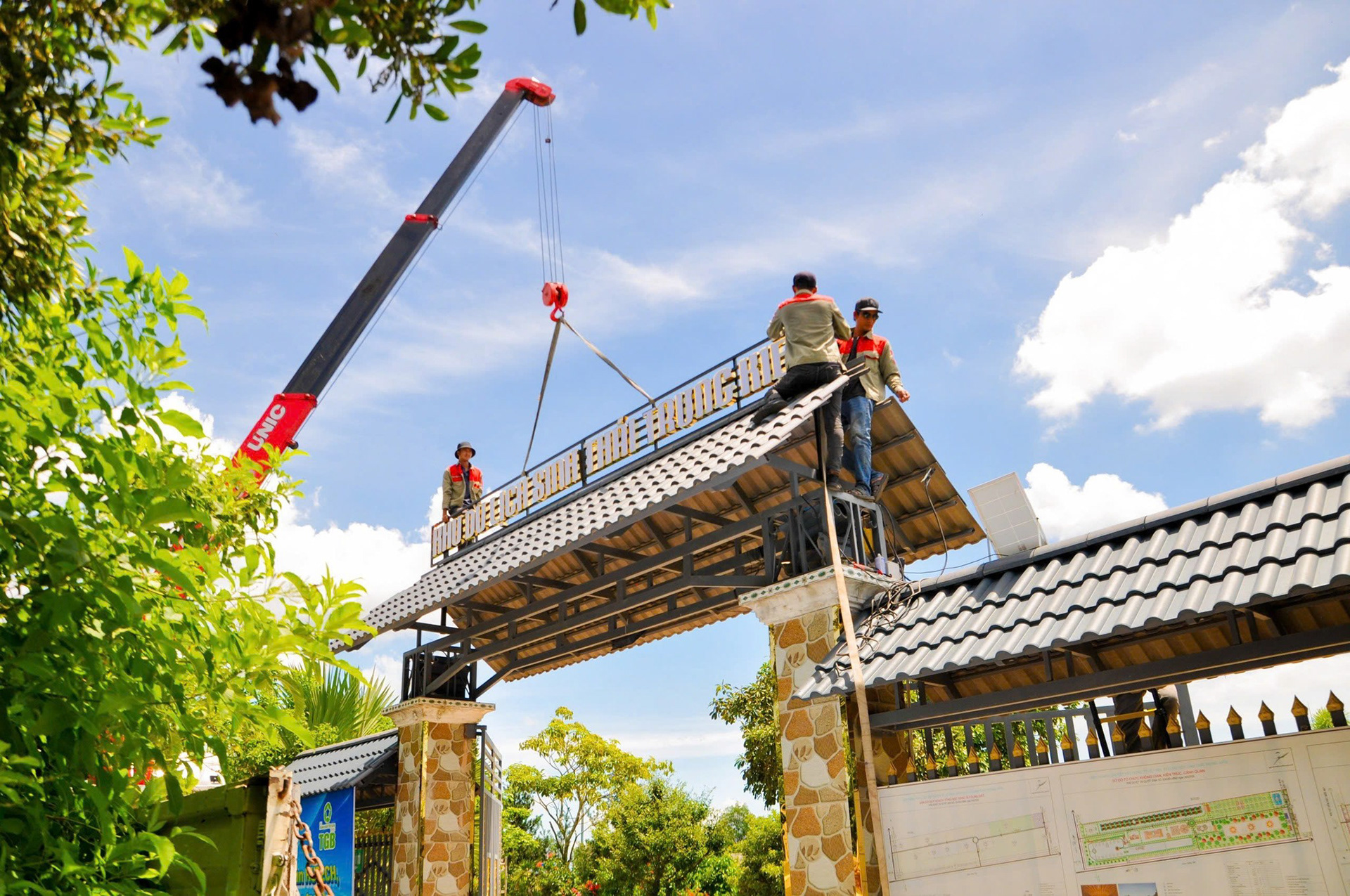 Hình ảnh thực tế Đỗ Bằng DAV trong quá trình thi công bảng hiệu
