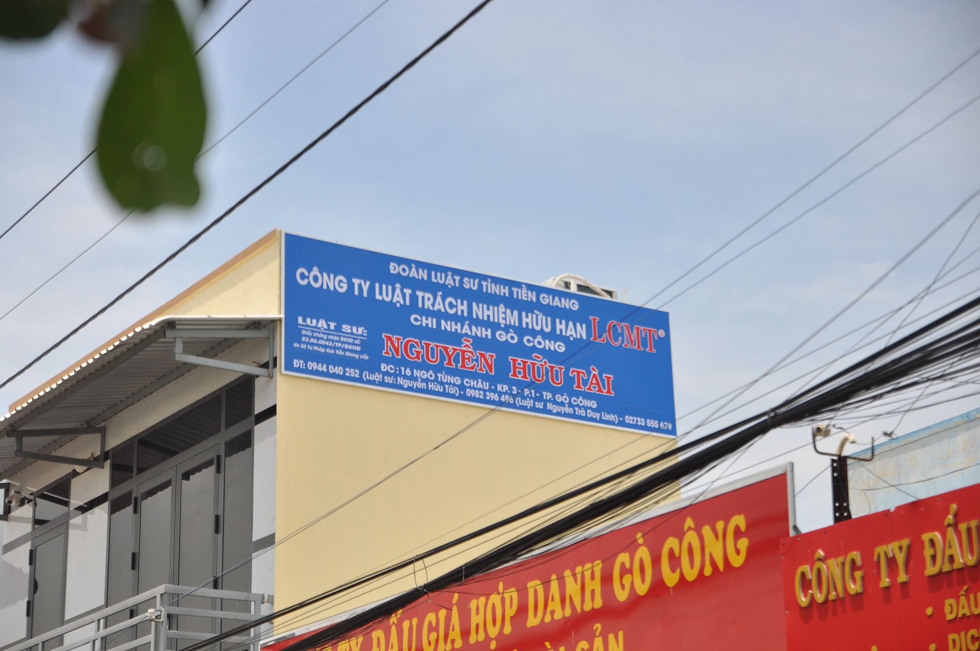 Bảng hiệu thực tế