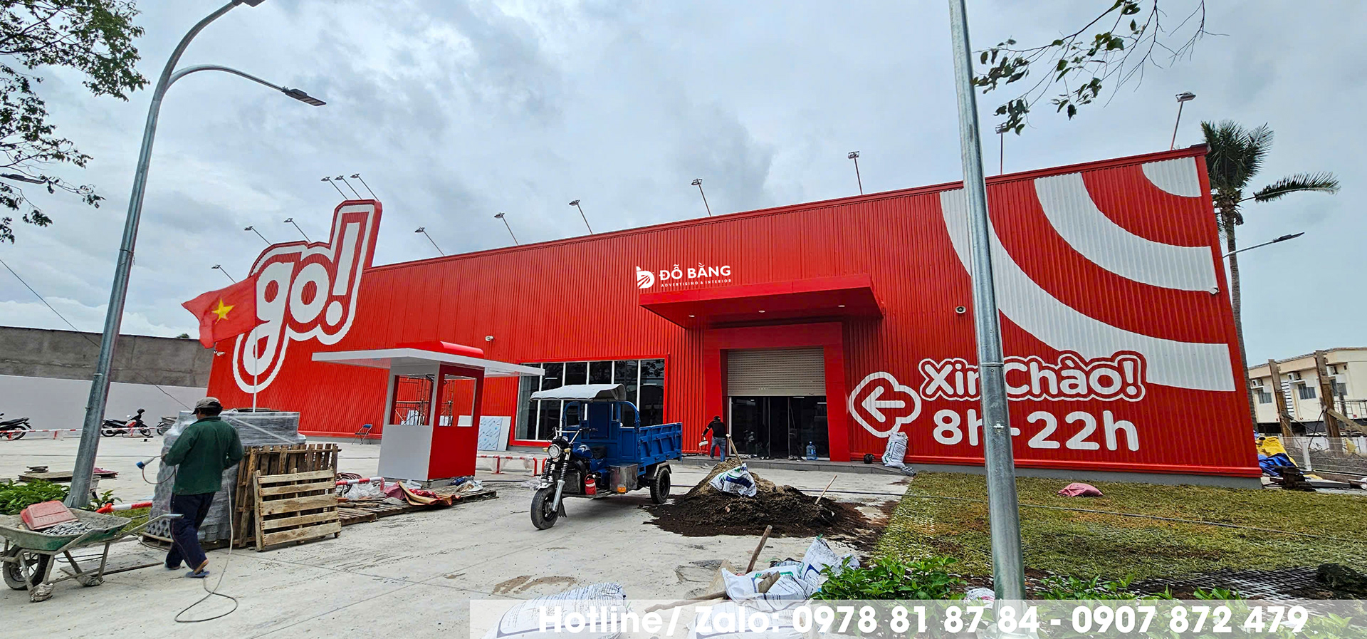 Toàn cảnh công trình siêu thị GO! mặt dựng tôn sóng đỏ với hệ thống biển hiệu chữ nổi do Đỗ Bằng ADV thi công.