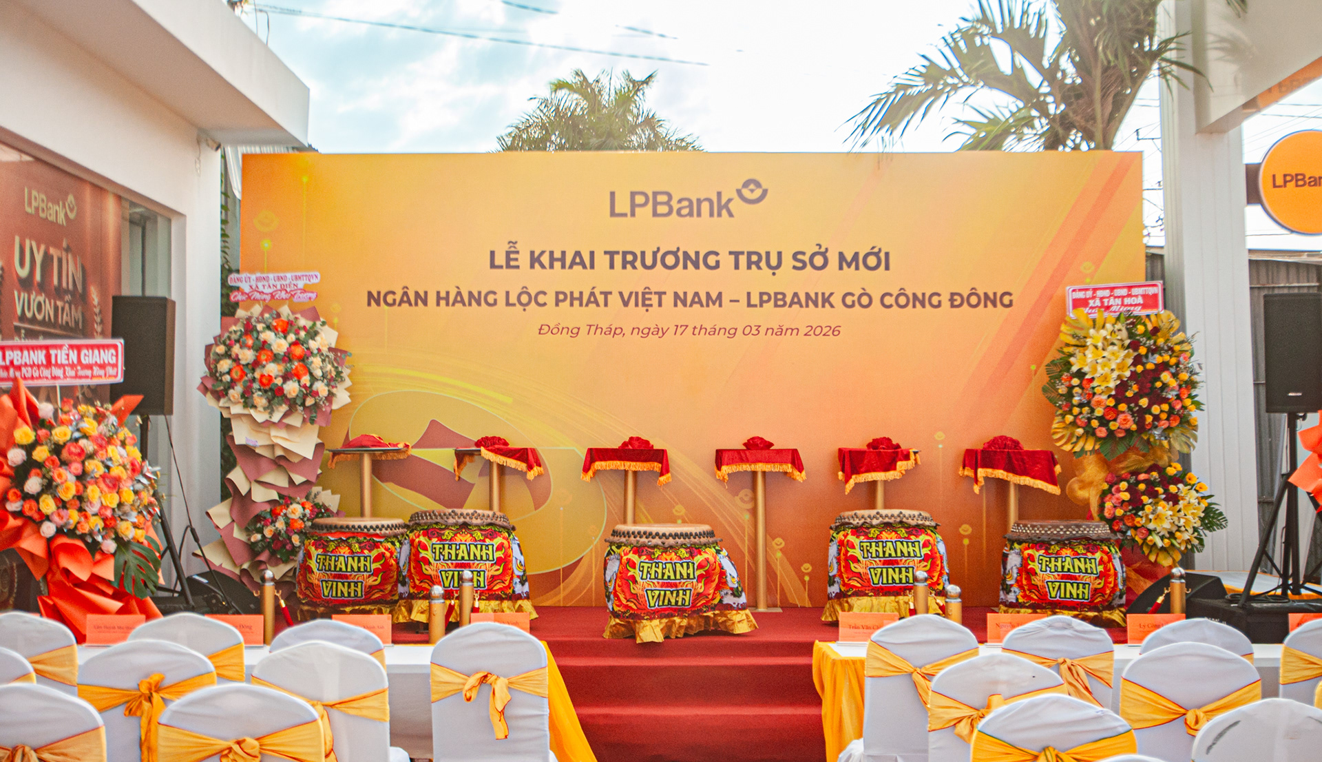 Khung cảnh sân khấu hoàn thiện cho lễ khai trương LPBank Gò Công Đông với dàn trống hội và lẵng hoa chúc mừng hai bên.